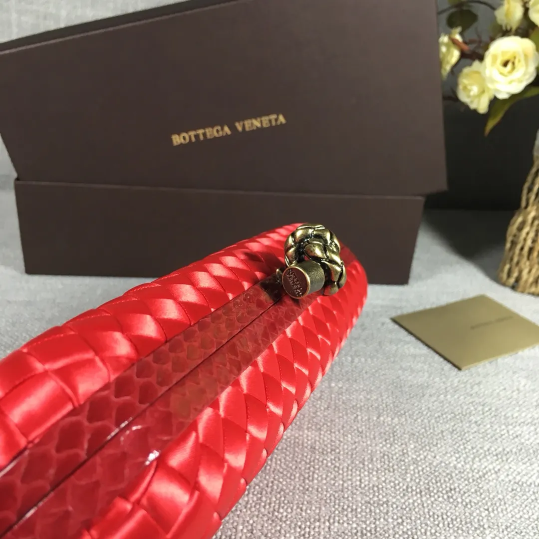 8651 Large Classic Dinner Bag ~~~Snake leather with ribbon ~~~Dense and slippery, not easy to fluff, can hold iPhones of all sizes! Size: 25cm*9.5cm*4cm